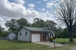 Pre-foreclosure in  N Poplar St Dexter, MO 63841