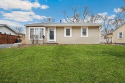 Pre-foreclosure in  Cedar Cir Streamwood, IL 60107