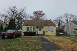 Pre-foreclosure in  North Ct Spotswood, NJ 08884