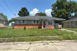 Pre-foreclosure in  Lauradale Dr New Orleans, LA 70114