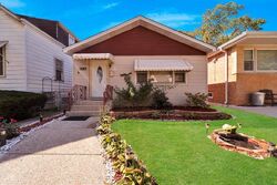 Pre-foreclosure in  Elmwood Ave Berwyn, IL 60402