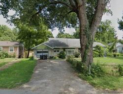 Pre-foreclosure in  Country Club Rd Louisville, KY 40206