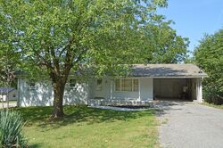 Pre-foreclosure in  N LAKEVIEW DR Dexter, MO 63841