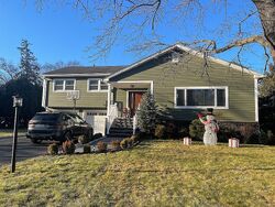 Pre-foreclosure in  Donna Dr Fairfield, NJ 07004