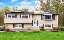 Pre-foreclosure in  Cole Rd Fairfield, NJ 07004