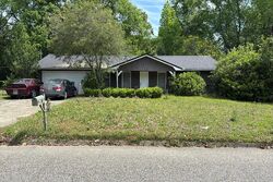Pre-foreclosure in  Circleview Dr Dothan, AL 36301