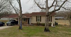 Pre-foreclosure in  Oak Park Dr Scottsboro, AL 35769