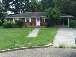 Pre-foreclosure in  Bonlyn Cir Se Roanoke, VA 24014