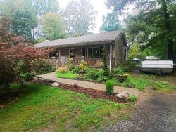 Pre-foreclosure in  Ragtop Rd Jeffersonton, VA 22724