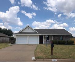 Pre-foreclosure in  Parliament St Burkburnett, TX 76354