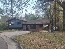 Pre-foreclosure in  Vanderbilt Ln Nw Atlanta, GA 30318