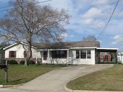 Pre-foreclosure in  Begonia Dr Dothan, AL 36301