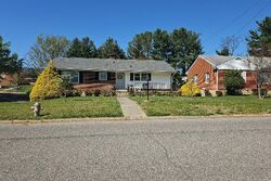 Pre-foreclosure in  Logan St Salem, VA 24153