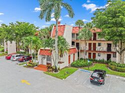 Pre-foreclosure in  Trevi Ct  Lake Worth, FL 33467