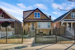 Pre-foreclosure in  S KINGSTON AVE Chicago, IL 60617
