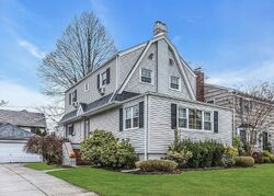 Pre-foreclosure in  Willow St Garden City, NY 11530