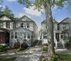 Pre-foreclosure in  219th St Bayside, NY 11361