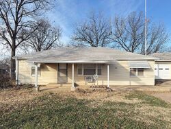 Pre-foreclosure in  S Flormable St Ponca City, OK 74601