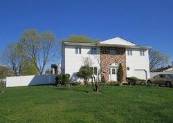  Autumn Ln, Amityville NY