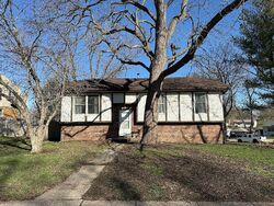 Pre-foreclosure in  E Oakwood Dr Des Moines, IA 50327