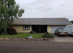 Pre-foreclosure in  SE 19th St Troutdale, OR 97060