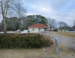 Pre-foreclosure in  Benton Rd Paducah, KY 42003