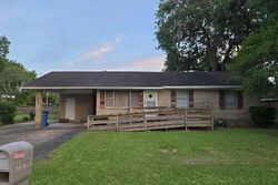 Pre-foreclosure in  Cole Dr Franklin, LA 70538