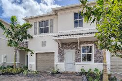 Pre-foreclosure in  Se 16th Ct Homestead, FL 33034