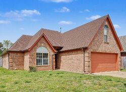Pre-foreclosure in  Cross Point Dr Olive Branch, MS 38654