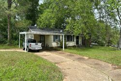 Pre-foreclosure in  Clubview Dr Jackson, MS 39209