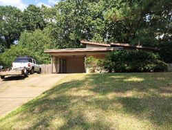 Pre-foreclosure in  Woody Dr Jackson, MS 39212