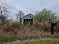 Pre-foreclosure in  W Summit Ave Seymour, MO 65746