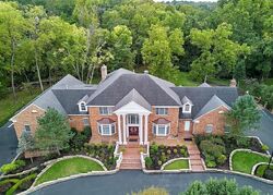 Pre-foreclosure in  Old Warson Rd Saint Louis, MO 63124