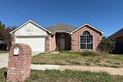Pre-foreclosure in  Alta Vista Ln Arlington, TX 76017
