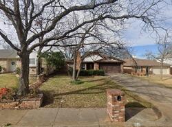 Pre-foreclosure in  Oakmont Ct Arlington, TX 76013