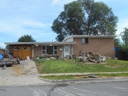 Pre-foreclosure in  W SPACERAMA DR Salt Lake City, UT 84123