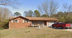 Pre-foreclosure in  Cherrywood Dr Guntersville, AL 35976