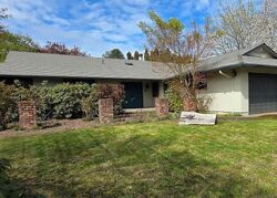 Pre-foreclosure in  Ne 8th Ct Vancouver, WA 98685