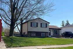 Pre-foreclosure in  Dover St Flat Rock, MI 48134