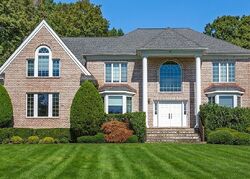 Pre-foreclosure in  Stonewall Cir West Harrison, NY 10604