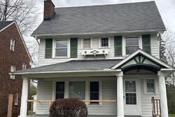 Pre-foreclosure in  Cranston Rd Cleveland, OH 44118