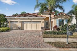 Pre-foreclosure in  Rock Dove Dr Sarasota, FL 34241