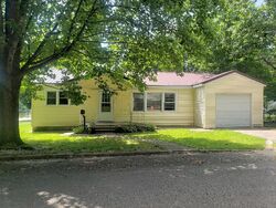 Pre-foreclosure in  S Harrison Ave Aurora, MO 65605