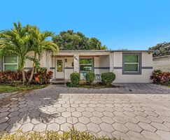 Pre-foreclosure in  Ne 142nd St Miami, FL 33161