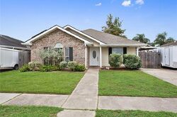 Pre-foreclosure in  VAN CLEAVE DR Meraux, LA 70075