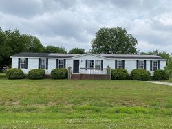 Pre-foreclosure in  WILDCAT CT Richlands, NC 28574