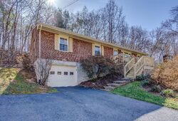 Pre-foreclosure in  Kenwick Trl Roanoke, VA 24018