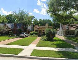 Pre-foreclosure in  N Edgefield Ave Dallas, TX 75208