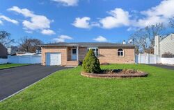 Pre-foreclosure in  Pinewood Dr Shirley, NY 11967