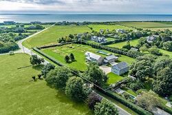 Pre-foreclosure in  Gibson Ln Sagaponack, NY 11962